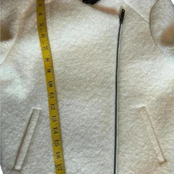 Banana Republic woman’s jacket/blacer, wool material size 6 in ivory color. - Picture 11 of 14